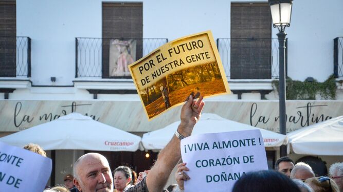 Un almonteño porta un cartel donde se lee 'Por el futuro de nuestra gente'.