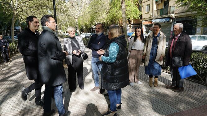 Imagen de la visita de los concejales socialistas a la Avenida Don Bosco de Granada