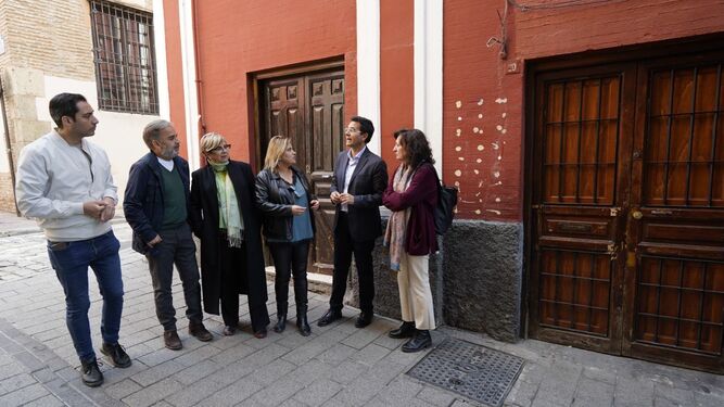 Paco Cuenca y los concejales del PSOE, en la puerta del Centro de calle Varela