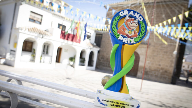 Imagen del trofeo de ganador del Grand Prix exhibida en la plaza de Alfacar