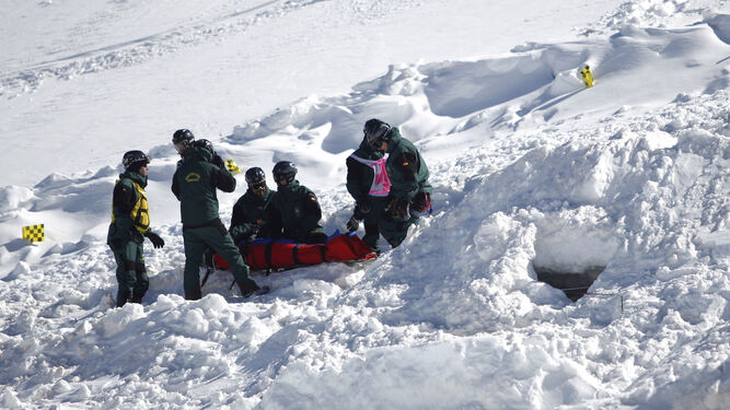 La Guardia Civil rescata a tres esquiadores en Sierra Nevada, uno de ellos lesionado tras una fuerte caída
