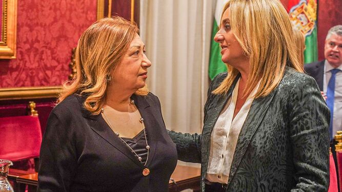 La alcaldesa de Granada, Marifrán Carazo, y la concejal de Economía, Rosario Pallarés.