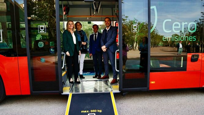 Presentación de los dos nuevos autobuses eléctricos que se suman al transporte público de Granada