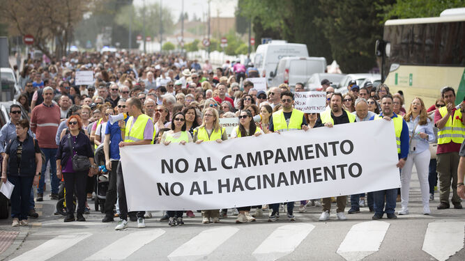 Unos 3.000 vecinos marchan contra el centro de migrantes proyectado por el Gobierno frente a la Base Aérea