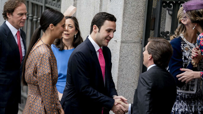 Froilán y su hermana Victoria Federica saludan a Martínez-Almeida justo antes de que tuviera lugar el enlace.