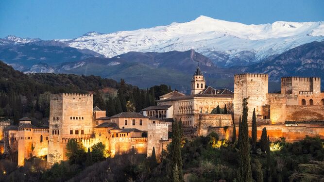 La  Alhambra  de Granada , con Sierra Nevada al fondo