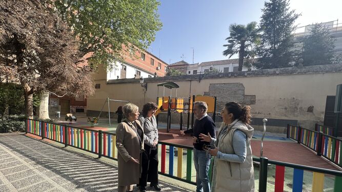 concejales del PSOE en el parque infantil de la Plaza de los Lobos.