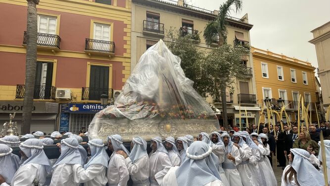 La Borriquita de Almuñécar cubierta a consecuencia de la lluvia durante el pasado Domingo de Ramos