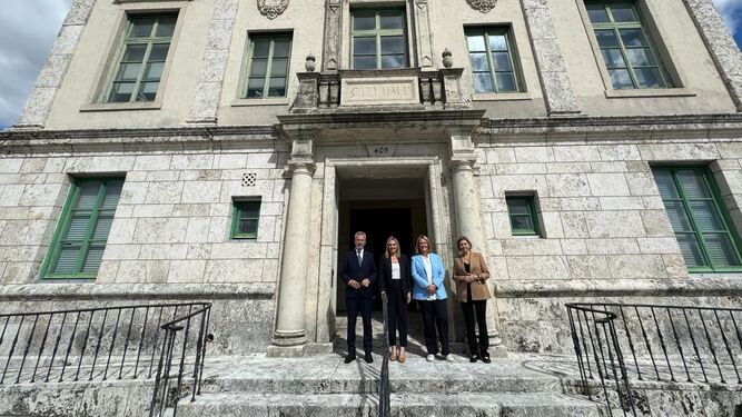 García Fuentes, Carazo, García Chamorro y Agudo, a las puertas del City Hall de Coral Gables