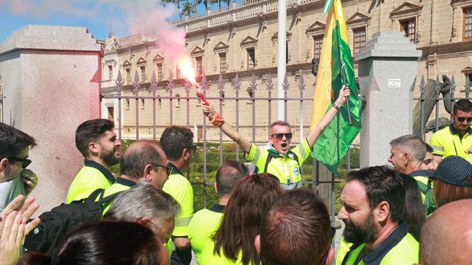 Trabajadores de Acerinox se manifiestan a las puertas del Parlamento andaluz.