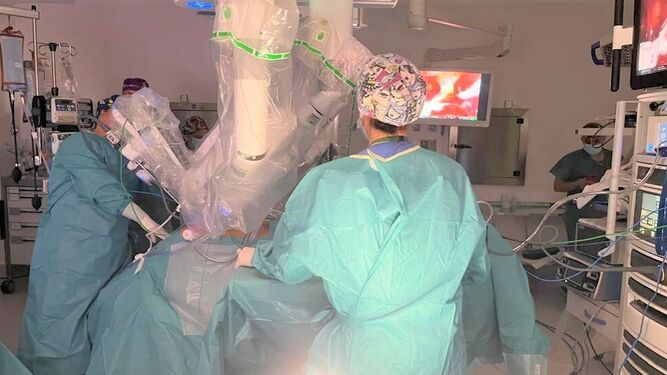 Imagen de una operación con el robot quirúrgico