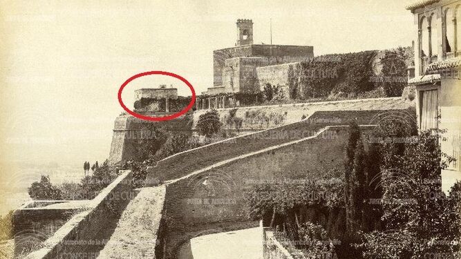 Torrecilla de la Pólvora, junto a la Torre de la Vela, según foto de 1880 conservada en el RIA, (Recursos de Investigación de la Alhambra)