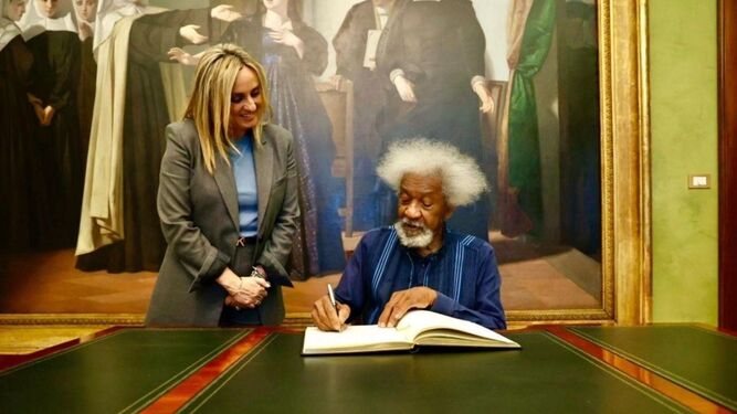 Wole Soyinca  firma en el Libro de Honor de Granada