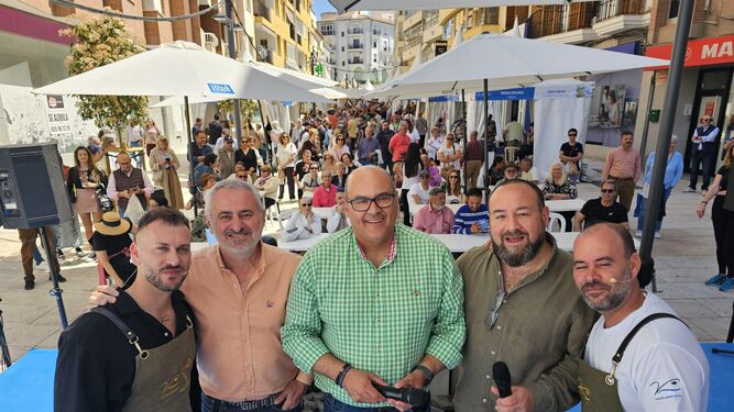 Jesús Lupiáñez, alcalde del municipio, y Jesús María Claros, concejal de Agroalimentación, junto a dos chefs de la Feria 'Sabor a Málaga'