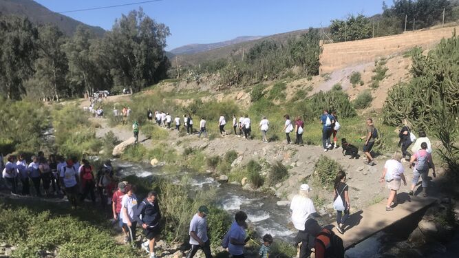 Personas caminando contra el cáncer en Órgiva (Granada)
