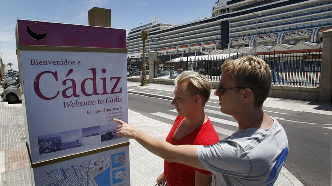 Dos cruceristas junto al puerto de Cádiz
