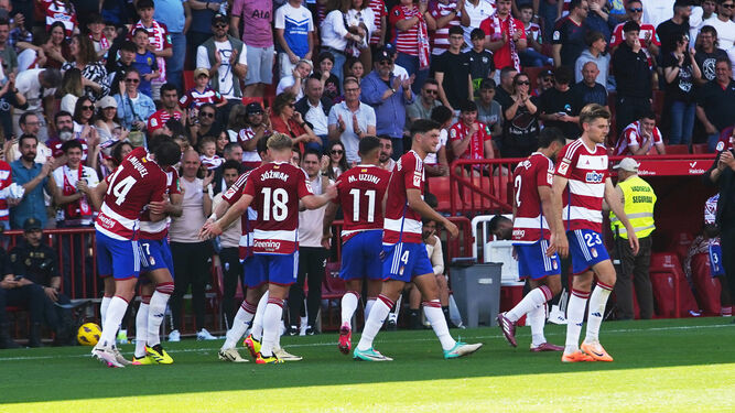 Jugadores del Granada celebran un gol ante el Alavés