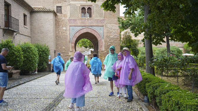 Imagen de archivo de lluvia en la Alhambra.