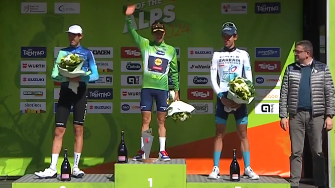 Una captura de pantalla del podio final del Tour de los Alpes con Juanpe López en lo más alto.
