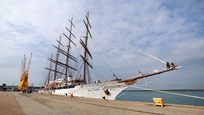 El crucero Sea Cloud llega al Puerto de Huelva.