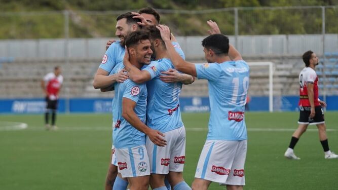 Los jugadores del Ciudad de Lucena celebran el gol de Dieguito al Espeleño.