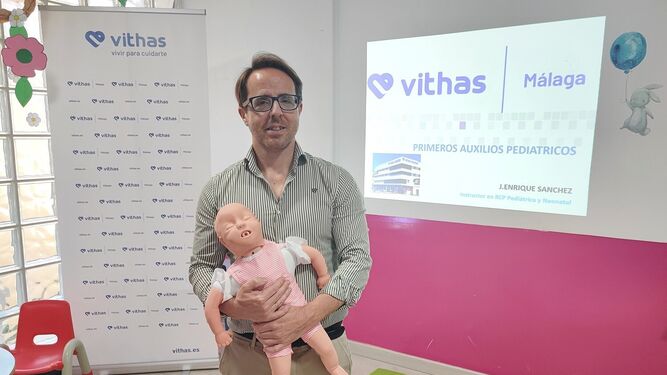El doctor Enrique Sánchez Martínez, pediatra y neonatólogo del Hospital Vithas Málaga.