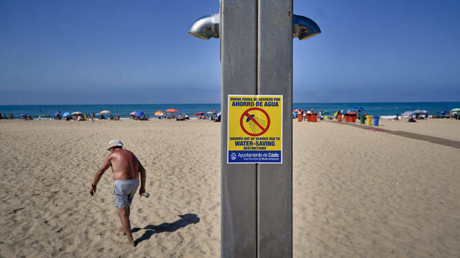 Las playas de Cádiz sin duchas ni lavapiés este verano 2024