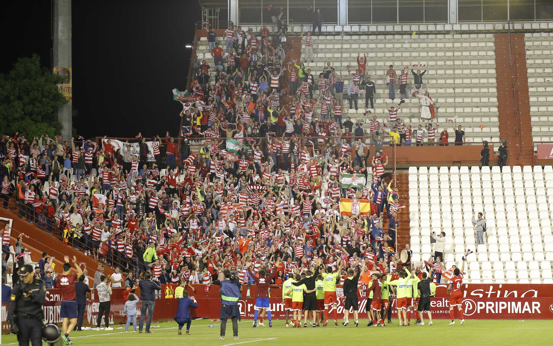 Los jugadores del Granada celebraron con la afición el vital triunfo en Albacete